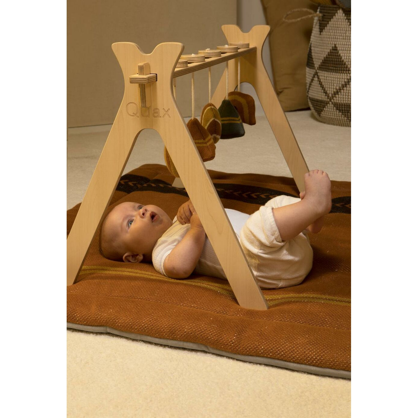 Quax Tipi - Activity Arch + 5 Knitted Toy - Terra