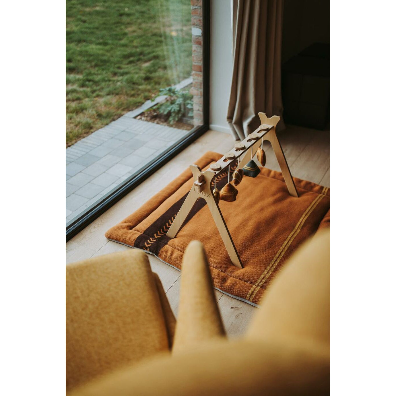 Quax Tipi - Activity Arch + 5 Knitted Toy - Terra